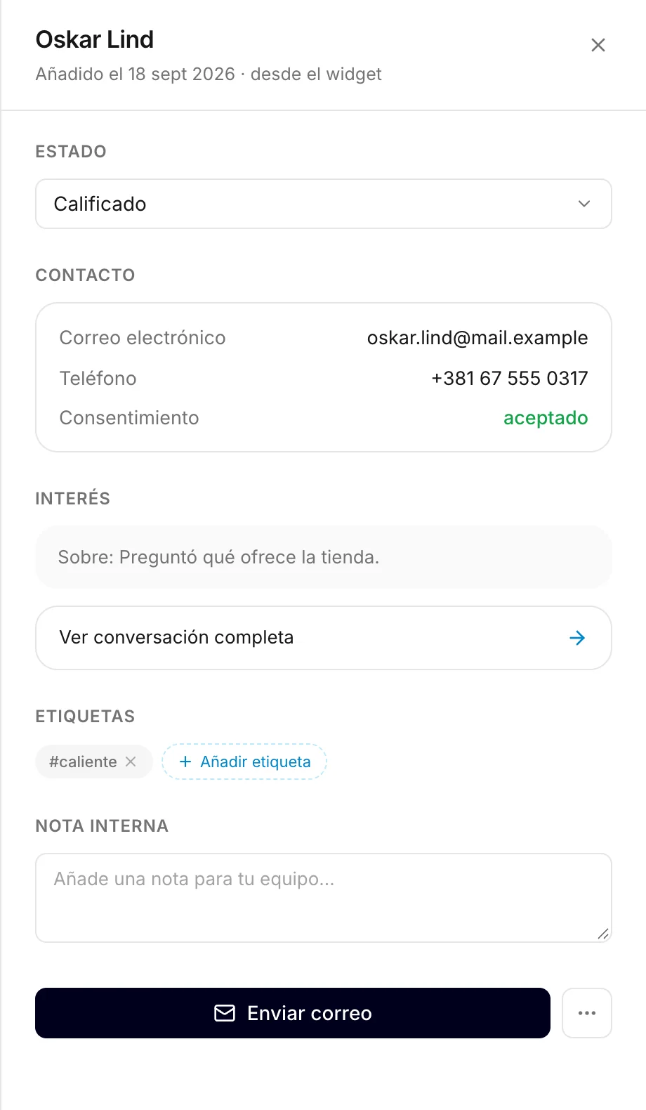 Un cliente potencial abierto: estado, datos de contacto, lo que preguntó, etiquetas y una nota interna