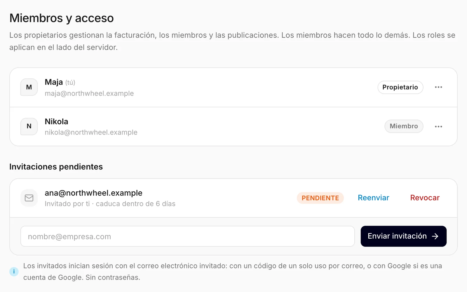Miembros e invitaciones pendientes, tal como los ve un propietario