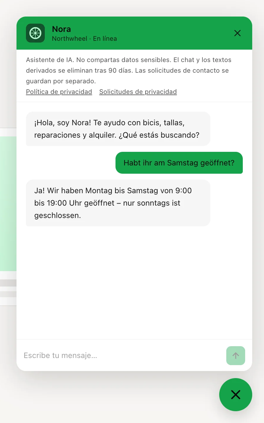 Botones y avisos en español, un visitante que escribe en alemán y la respuesta en alemán
