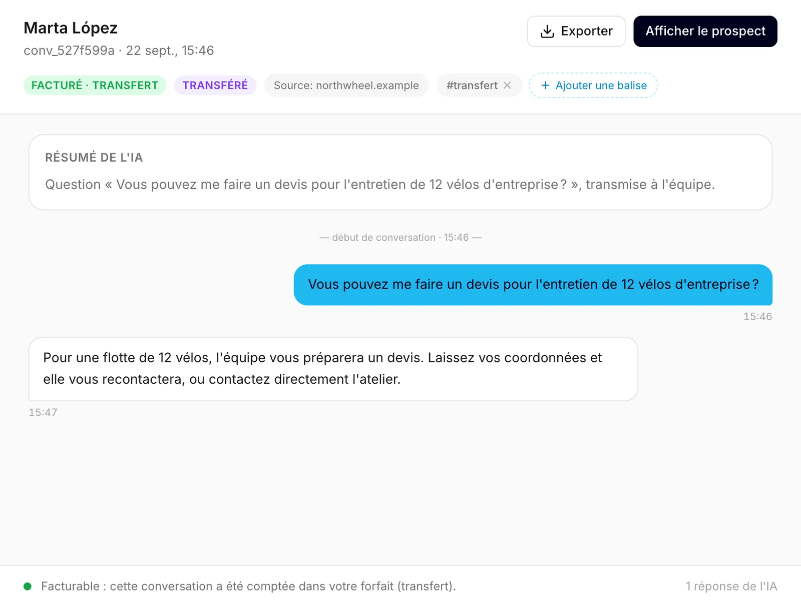 Une conversation ouverte : l'en-tête et ses étiquettes, le résumé de l'IA, les messages et la ligne en bas