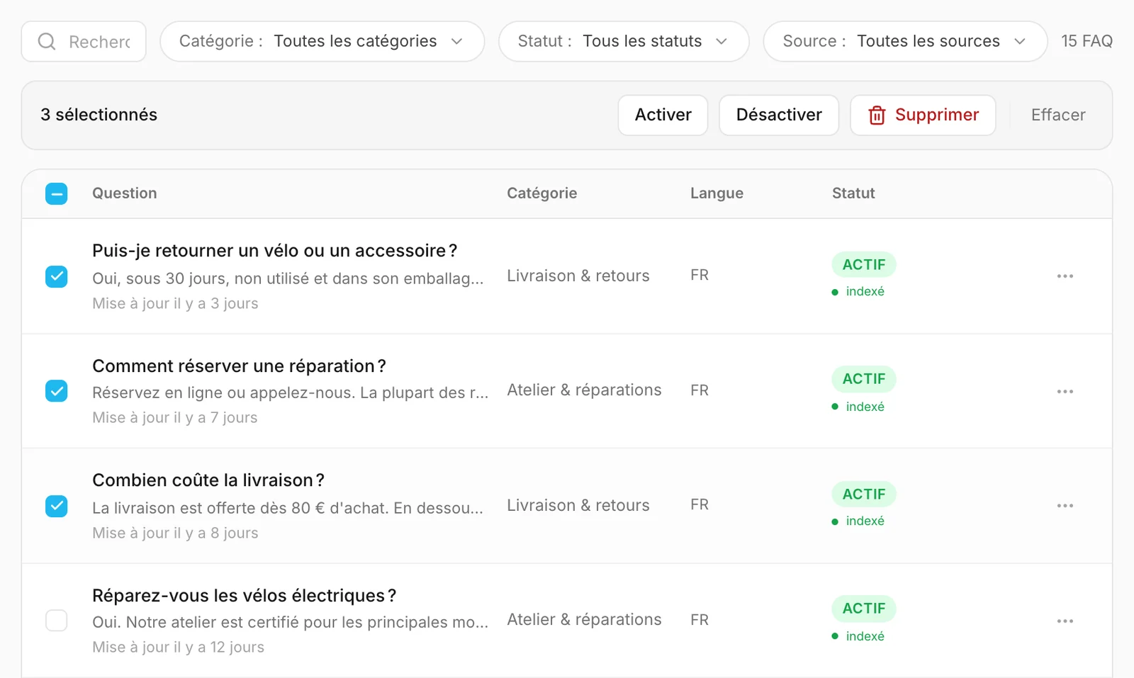 Trois FAQ sélectionnées, avec leurs actions au-dessus de la liste