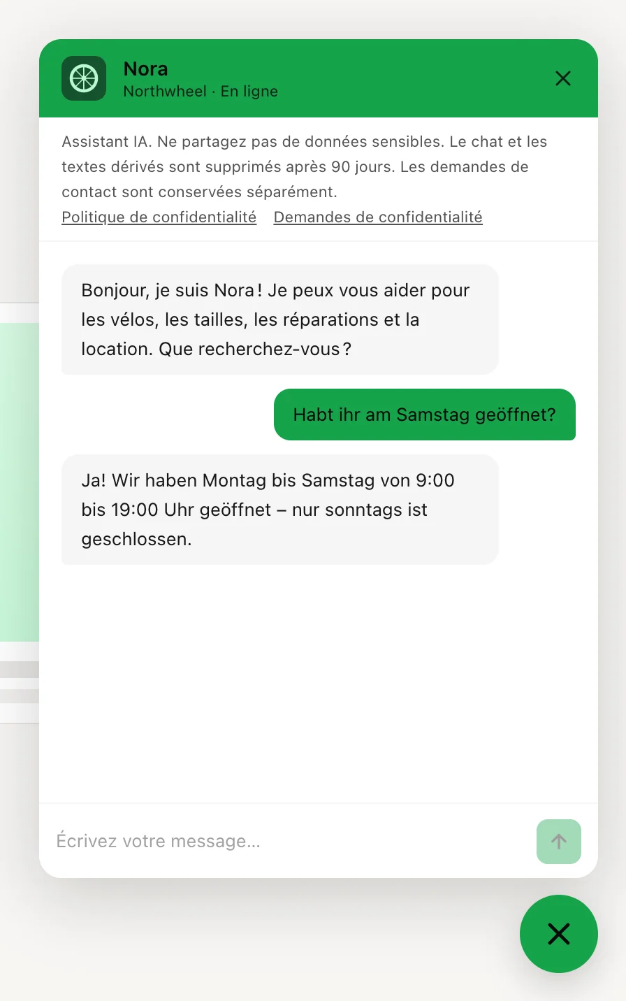 Boutons et messages en français, un visiteur qui écrit en allemand, et la réponse en allemand