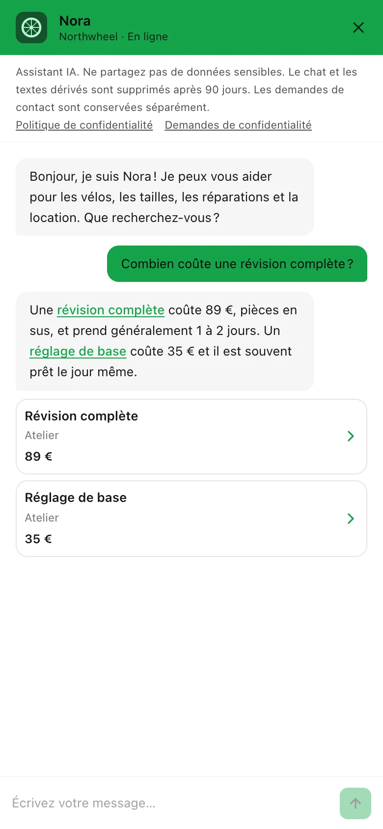 Le chat sur un téléphone : en plein écran, avec une réponse et deux fiches de services